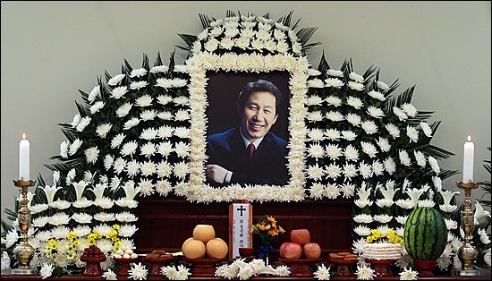 고 김근태 민주통합당 상임고문이 64세로 별세한 가운데, 2011년 12월 30일 오전 서울 종로구 서울대병원 장례식장에 마련된 빈소에 영정사진이 놓여져 있다.