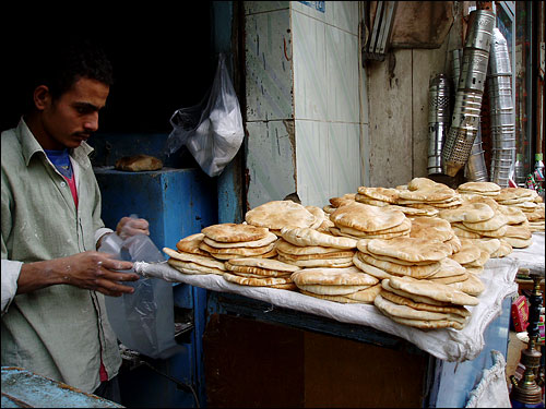 일명 걸레빵. 아랍어로 Life라는 의미의 에이쉬빵은 이집트인들의 주식이다. 아침이 되면 이집션들은 가슴에 한아름의 에이쉬빵을 사들고 가기도 한다. 정부의 보조로 값은 아주 싸다. 다섯개에 5파운드(1100원 정도).  특별한 맛은 없지만 따끈할 때 먹으면 제법 고소하다.