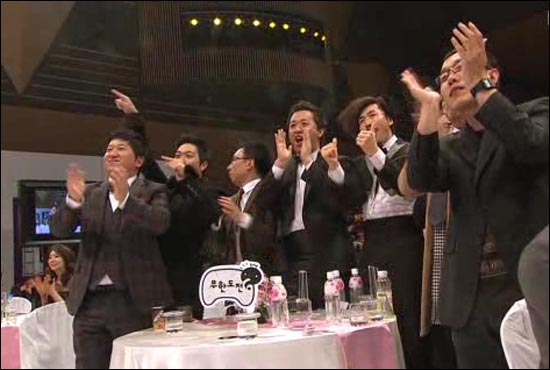  방송인 김제동인 MBC 방송연예대상에 참석해 유재석의 최우수상 수상을 축하하고 있다
