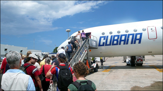 칸쿤- 아바나 루트를 선택한 여행객들은 쿠바나 항공을 이용하게 된다. 하도 오래된 비행기라 안락한 여행을 꿈 꾸면 안 된다.