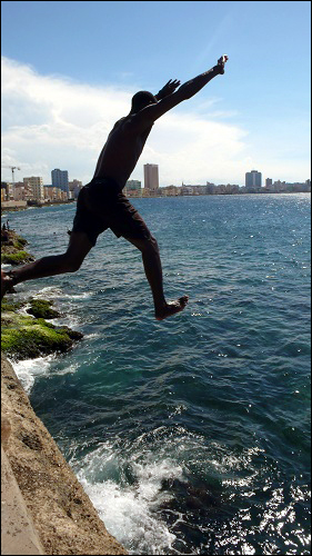 쿠바 청년들의 가장 인기있는 놀이문화는 바로 수영이다. 