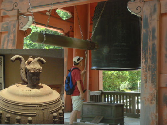 　히에잔(比叡山) 산 엔략쿠지(延？寺) 절에 있는 일본 종입니다. 누구나 돈을 내면 종을 쳐볼 수 있습니다. 사진 왼쪽 아래 부분은 종의 용뉴 부분입니다. 한국 종과 달리 용 장식이나 음통이 없고 단순히 거는 역할만합니다.  
