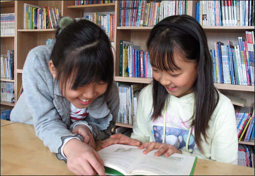 죽곡농민열린도서관을 찾은 마을 어린이들. 이들은 도서관에서 학교숙제를 하고 책을 보며 재미있는 시간을 보낸다.