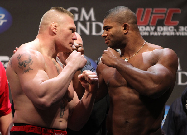 브록 레스너 vs 알리스타 오브레임 UFC141 계체량 현장에서 서로를 응시하는 두 선수.