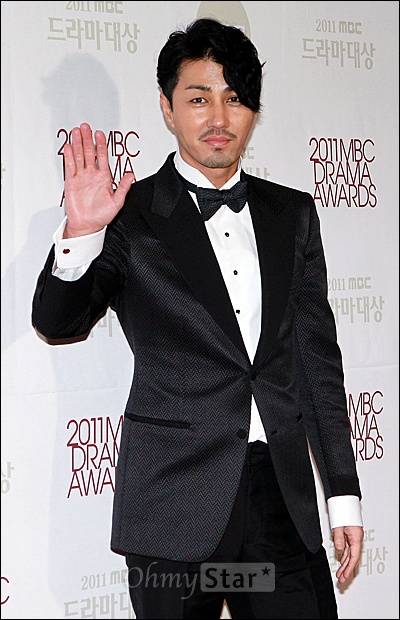  30일 저녁 일산 MBC드림센터에서 열린 2011 MBC 드라마대상 레드카펫에서 <최고의 사랑>의 차승원이 손을 들어 인사하고 있다.