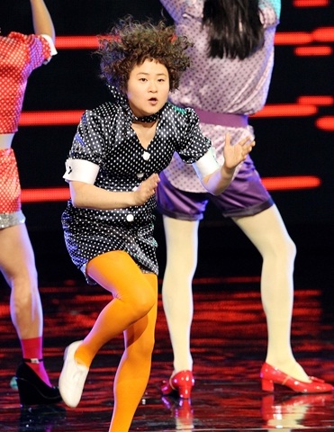 2011 MBC 방송연예대상에서 축하공연을 펼치고 있는 김신영 이번 연예대상에서 축하공연은 KBS는 감동을 MBC와 SBS는 웃음을 선사했다.