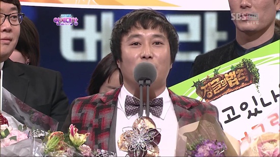  <2011 SBS 연예대상>에서 최우수상을 수상한 김병만 