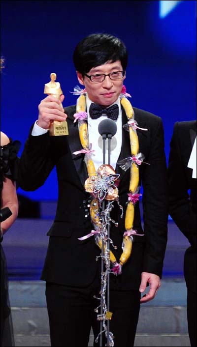  <런닝맨>을 이끌었던 유재석이 올해 < SBS 연예대상 >에서 대상을 차지했다. 앞서 그는 < MBC 연예대상 >에서 최우수상을 수상한 바 있다. 