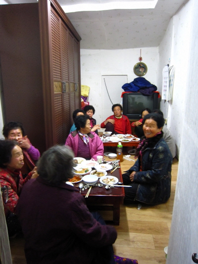 오랜만에 마을 사람들이 모여 식사를 즐기고 있다.