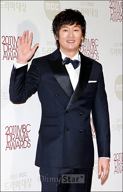  30일 저녁 일산 MBC드림센터에서 열린 2011 MBC 드라마대상 레드카펫에서 PD상을 받은 김정태가 손을 들어 인사하고 있다.