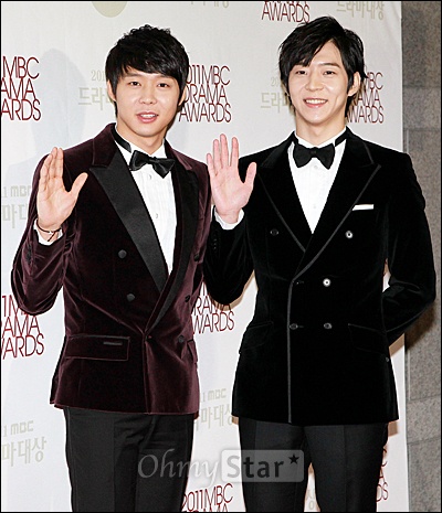  30일 저녁 일산 MBC드림센터에서 열린 2011 MBC 드라마대상 레드카펫에서 박유천, 박유환 형제가 손을 들어 인사하고 있다.

