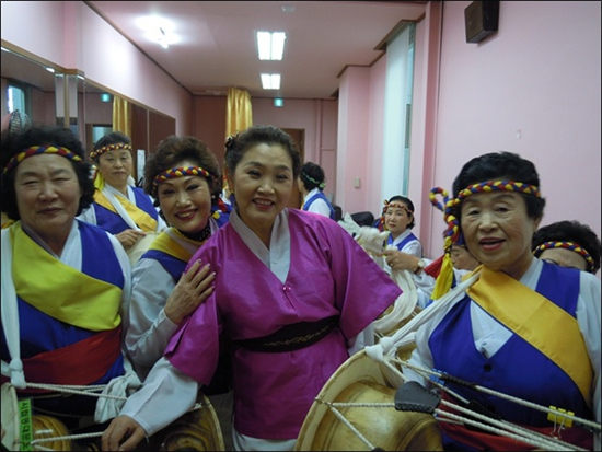 노인들을 가르치는 국악인 이혜용씨와 대기실의 동풍 회원들