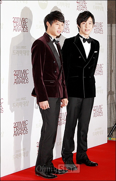  30일 저녁 일산 MBC드림센터에서 열린 2011 MBC 드라마대상 레드카펫에서 박유천, 박유환 형제가 포즈를 취하고 있다.