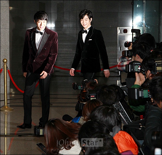  30일 저녁 일산 MBC드림센터에서 열린 2011 MBC 드라마대상 레드카펫에서 박유천, 박유환 형제가 사진기자들의 플래시 세례를 받으며 입장하고 있다.