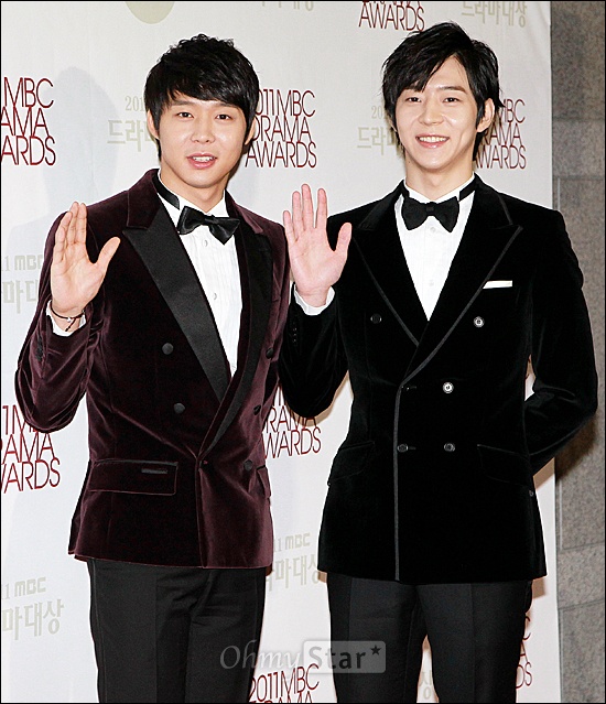  30일 저녁 일산 MBC드림센터에서 열린 2011 MBC 드라마대상 레드카펫에서 박유천, 박유환 형제가가 손을 들어 인사하고 있다.

