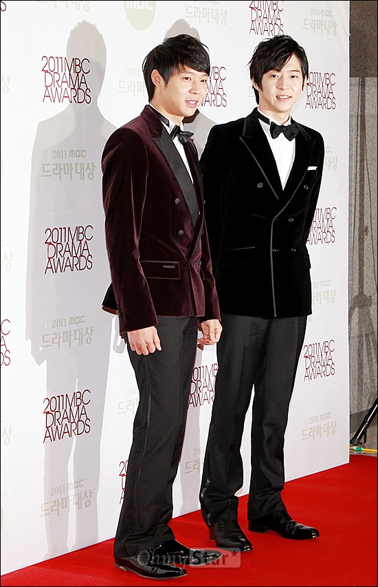  30일 저녁 일산 MBC드림센터에서 열린 2011 MBC 드라마대상 레드카펫에서 박유천, 박유환 형제가 포즈를 취하고 있다.