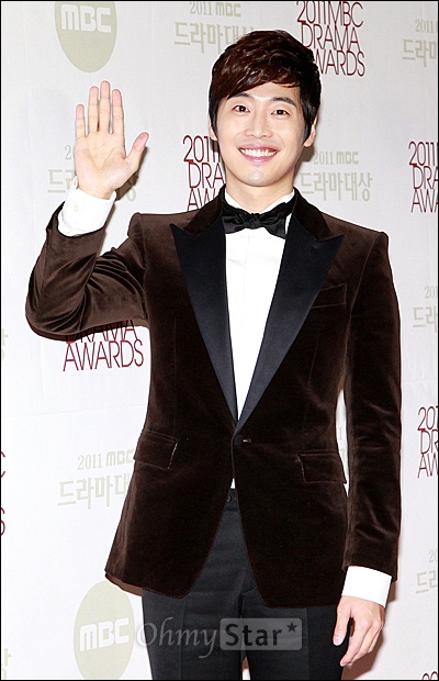  30일 저녁 일산 MBC드림센터에서 열린 2011 MBC 드라마대상 레드카펫에서 <내 마음이 들리니>의 김재원이 손을 들어 인사하고 있다.