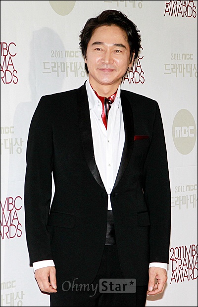  30일 저녁 일산 MBC드림센터에서 열린 2011 MBC 드라마대상 레드카펫에서 <내 마음이 들리니>의 정보석이 포즈를 취하고 있다.