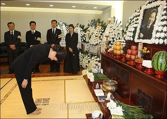 한나라당 박근혜 비대위원장이 31일 서울 종로구 연건동 서울대학교병원 장례식장에 마련된 고 김근태 민주통합당 상임고문의 빈소를 찾아 재배를 하고 있다.