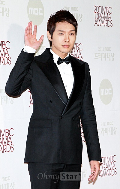 30일 저녁 일산 MBC드림센터에서 열린 2011 MBC 드라마대상 레드카펫에서 <천 번의 입맞춤>의 지현우가 손을 들어 인사하고 있다.