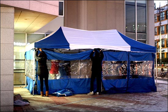  '바하밥집'은 대광중고등학교 옆에 딸린 도서관에서 더부살이를 하고 있다. 도서관 모퉁이에 천막을 쳐서 식당을 만든다.