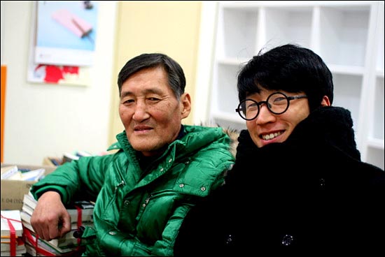 13년간 노숙 생활을 하다 지금은 '바하밥집'의 반장으로 노숙자들을 밥집에 인도하는 조운학씨(왼쪽)와 외식업을 하다 밥집에서 봉사활동을 하고 있는 김지곤씨.