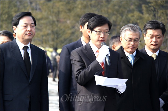  김경수 노무현재단 봉하사업본부장이 1일 낮 12시 김해 봉하마을 고 노무현 대통령 묘역에서 신년참배한 뒤 4.22 총선 '김해을' 출마를 선언했다. 사진은 너럭바위 앞에서 김경수 본부장이 출마선언문을 낭독하는 모습.