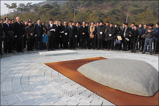 노무현재단은 새해 1월 1일 낮 12시 봉하마을 고 노무현 대통령 묘역에서 신년 참배 행사를 갖는다. 사진은 2012년 1월 1일 모습.