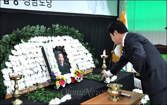  민주통합당 경남도당은 회의실에 고 김근태 상임고문의 분향소를 설치했다. 사진은 백두현 위원장이 헌화분향하는 모습.