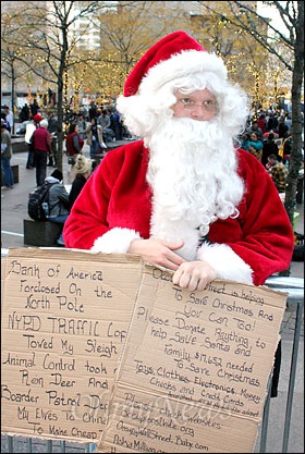 미 뉴욕 맨해튼에서 크리스마스를 맞아 산타클로스 복장을 하고 '월스트리트 점령' 피켓 시위를 하고 있는 시위대.