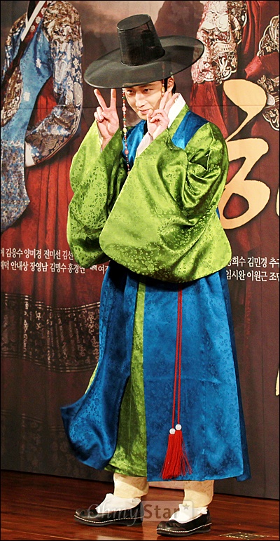  2일 오후 서울 여의도 63빌딩에서 열린 MBC 수목미니시리즈 <해를 품은 달> 제작보고회에서 양명군 역의 정일우가 브이자를 그려보이며 장난기 어린 포즈를 취하고 있다.