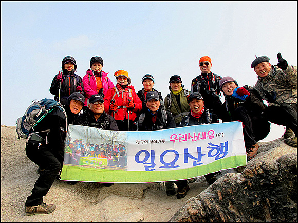  2012 임진년 새해를 맞이 하여 첫 산행길에 나서 암봉으로 유명한 북한산 "족두리봉" 정상에서 일행들과 함께 단체 사진을 찍었다. 