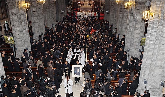 3일 오전 서울 명동성당 본당에서 고 김근태 민주통합당 상임고문의 영결식을 마치고 운구행렬이 성당을 나서고 있다.