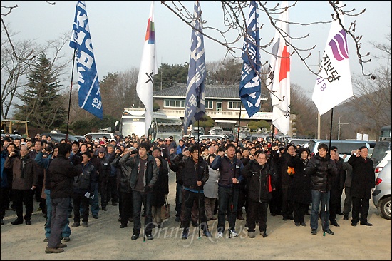  민주노총 부산.울산.경남본부는 3일 오전 양산 솥발산 열사묘역에서 2012년 공동 시무식을 가졌다.