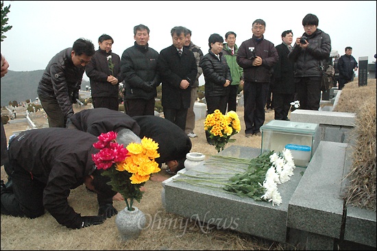  민주노총 부산.울산.경남본부는 3일 오전 양산 솥발산 열사묘역에서 2012년 공동 시무식을 가졌다.