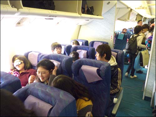 홍콩으로 가는 비행기 안에서 아이들