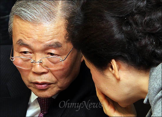 한나라당 김종인 비상대책위원이 30일 여의도 당사에서 열린 비대위 회의에서 박근혜 비대위원장과 귀엣말을 나누고 있다.