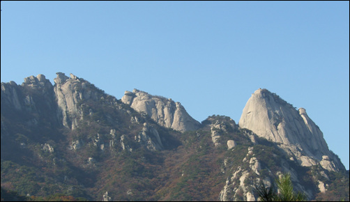 한양을 도읍지로 정할 때 정도전이 조산(祖山)으로 삼았던 영산(靈山). 왼쪽이 만경대, 가운데가 백운대, 오른쪽이 인수봉이다. 이들 세 봉우리가 뿔처럼 솟아 있다하여 삼각산이라 부른다.

