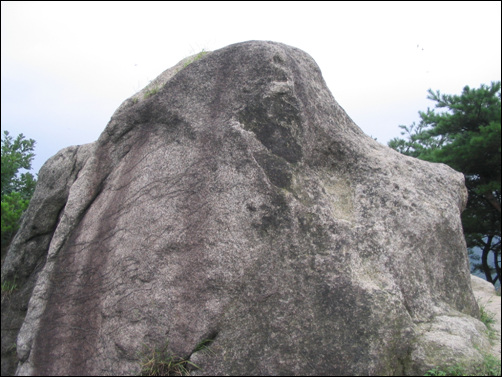 정상. 정도전이 한양도읍을 건설할 때 주산(主山)으로 삼았던 산이다. 경복궁 뒷산으로 정상에는 영험한 바위가 있어 무속신앙의 대상이었으며 비가 오지 않으면 기우제를 지내던 곳이다.

