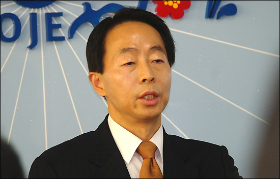 한나라당 부설 여의도연구소 김현철 부소장은 4일 오후 거제시청 브리핑룸에서 기자회견을 열고 총선 출마를 선언했다.