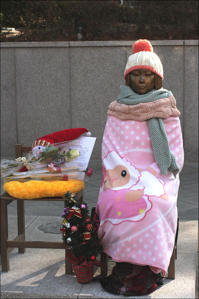 추운 겨울 따스하게 지내라고 방문객들이 소녀상에 목도리와 모포를 둘러주었다.