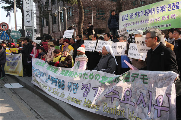 오늘은 한국기독교장로회 총회 주관로 수요정기 시위가 진행되었다. 엄동설한의 추운 날씨에도 100여 명의 참석자들이 자리를 지켜주었다.