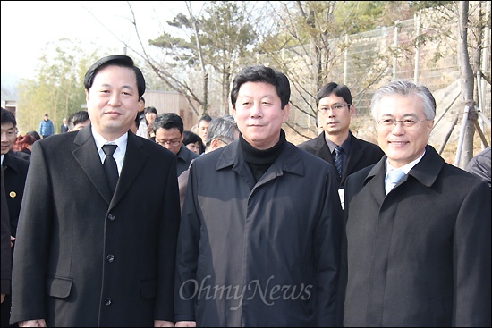  1일 김두관 경상남도지사, 박재호 부산 남구을 예비후보, 문재인 노무현재단 이사장이 봉하마을에서 만나 이야기를 나누고 있다.