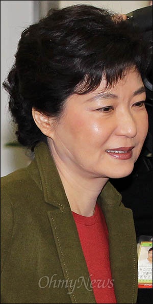 박근혜 한나라당 비상대책위원장이 5일 오전 국회에서 열린 비대위회의에 참석하고 있다.