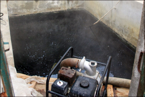 펌프를 이용해 땅 아래 물을 끓어 올린다. 