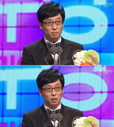 수상소감을 밝히고 있는 유재석 2011 MBC 방송연예대상에서 유재석은 '쇼/버라이어티 남자 최우수상'을 수상한뒤  "내년에는 방통위 위원들께도 큰 웃음 줄 수 있도록 노력하겠다"고 수상소감을 밝혔다.