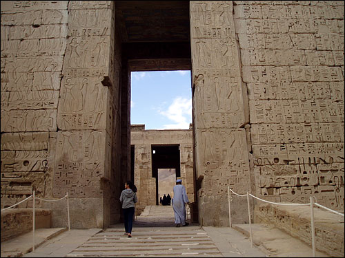 람세스 3세가 지은 건물은 신왕국 시기의 대표적인 건축물로 손꼽힌다. 이곳은 전설에 따르면, 아문신(테베 지역의 신)이 처음으로 나타난 곳이라고 한다. 따라서 이곳은 신전을 세우기 전부터 이미 성지였으며, 테베 서쪽의 행정중심지로 발전했다.