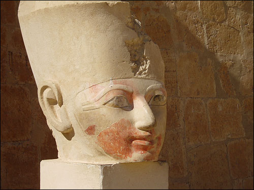 이집트 최초의 여성 파라오 하트셉수트는, 강인해 보이고자 얼굴에 붉은 벽돌색을 칠했다고는 하지만 곱상한 모습은 숨길 수가 없다.
