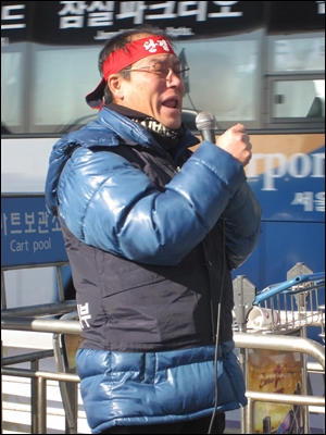 인천공항 세관 해고노동자 지영호씨가 집단해고 규탄 발언을 하고 있다.