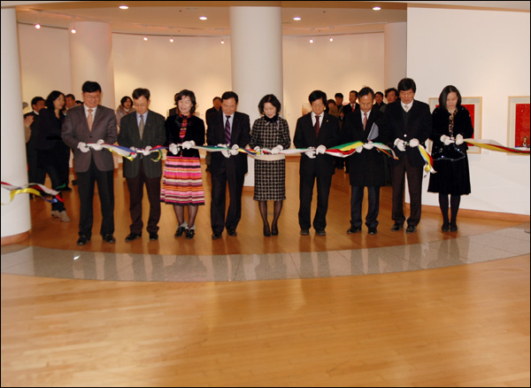 개막식 거제문화예술회관 미술전시실에서 해성고등학교 동문들과 지역 예술인사들이 참석한 가운데, 문암 박득순 선생님 초대전 개막식 테이프를 끊고 있다.